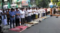 Ribuan warga Muhamadiyah melaksanakan Salat Idul Adha 1436 H di halaman Kampus UHAMKA, Jakarta, Rabu (23/9/2015). Muhammadiyah meminta pemerintah menetapkan libur dua hari karena adanya perbedaan waktu pelaksanaan. (Liputan6.com/Gempur M Surya)