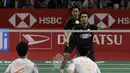 Ganda putra Indonesia, Mohammad Ahsan, melakukan servis saat melawan ganda China pada Indonesia Masters 2019 di Istora Senayan, Jakarta, Sabtu (26/1). Ahsan / Hendra ke final. (Bola.com/Yoppy Renato)