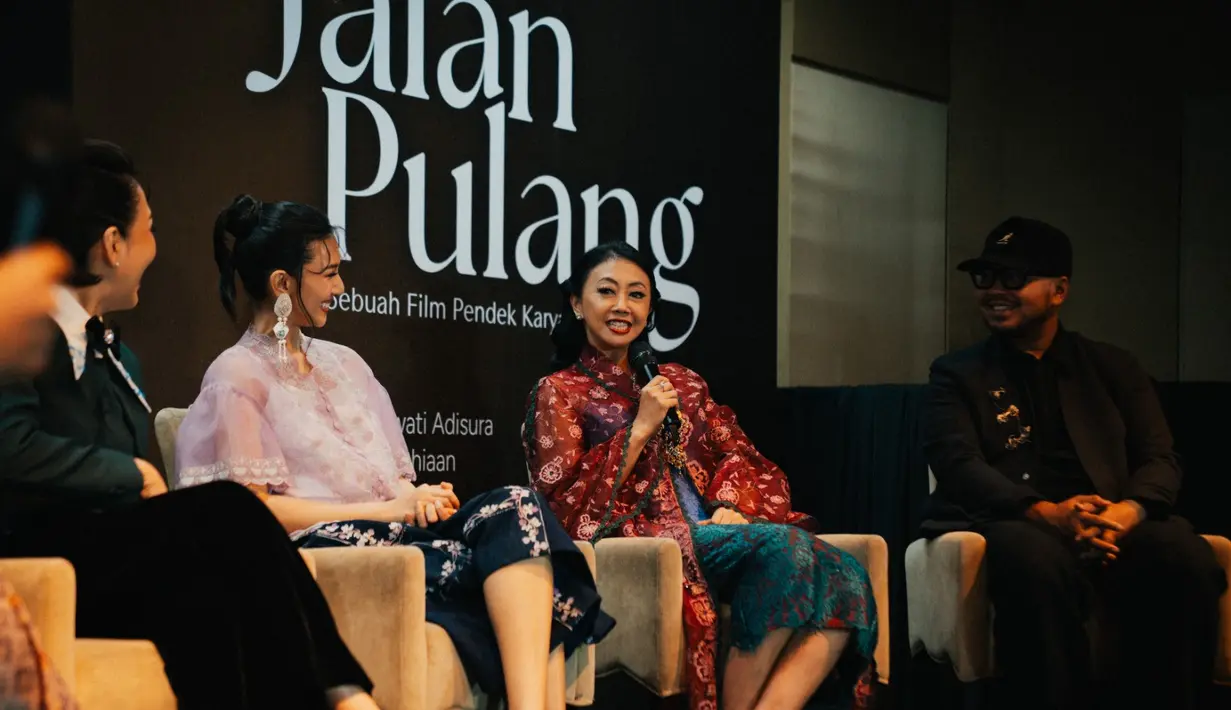 Jadi bagian dari film pendek Jalan Pulang, Asri Welas tampil anggun dengan kebaya panjang berwarna merah. Dipadu dengan bawahan brukat hijau kebiruan [Bakti Budaya Djarum Foundation]