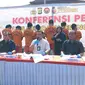 Sebanyak 13 pria dan seorang wanita, ditangkap Polisi atas dugaan aksi pemerasan terhadap pengunjung hotel di wilayah Tangerang. (Liputan6.com/Pramita Tristiawati)