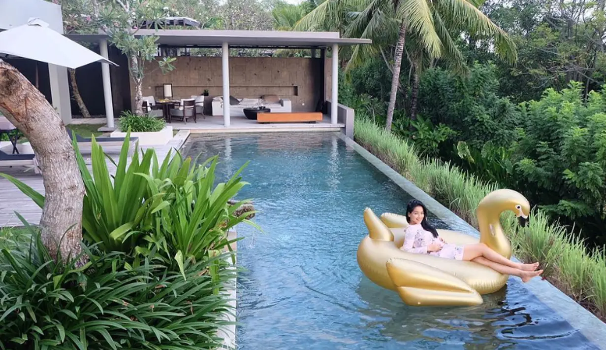 Titi Kamal bersantai di kolam renang dengan pelampung berbentuk bebek. Foto ini diambil saat Titi dan keluarga kecilnya mengisi liburan di Bali. (instagram.com/titi_kamall)
