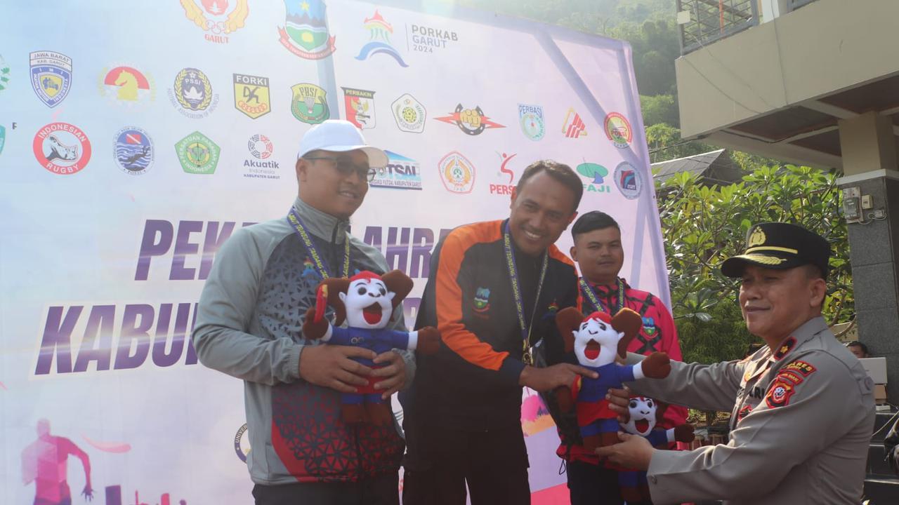 Bripka Saepul, seorang anggota Bhabinkamtibmas Polsek Tarogong Kaler, Polres Garut, Jawa Barat berhasil meraih emas event Cabor Paralayang Pekan Olahraga Kabupaten (Porkab) Garut 2024. (Liputan6.com/Jayadi Supriadin)