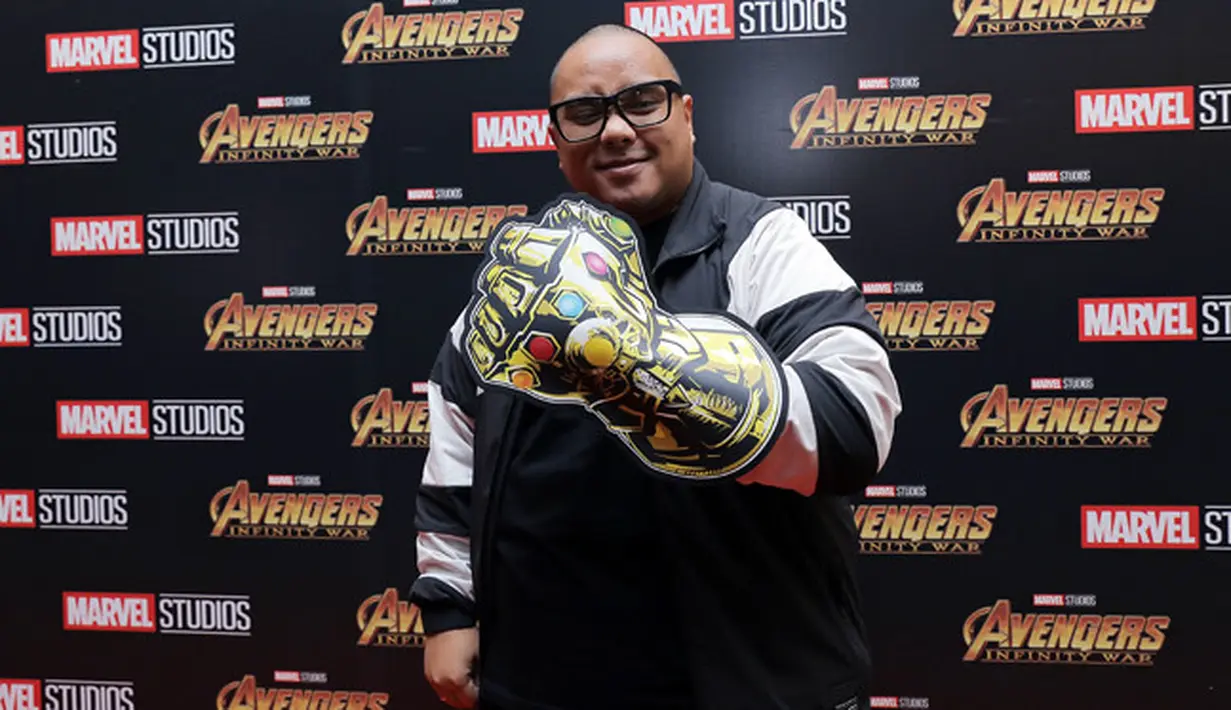 Selanjutnya, ada penyanyi bersuara emas Igor Saykoji. Terlihat ia begitu menikmati jalannya acara. Saat berpose di photo booth, Igor pun mengenakan atribut bergambar tangan besar. (Deki Prayoga/Bintang.com)