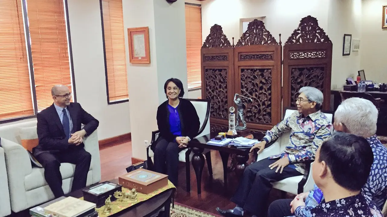 Wakil Menteri Luar Negeri Indonesia A.M Fachir (depan, kanan) saat bertemu dengan Wakil Menteri Luar Negeri Maroko Mounia Boucetta (depan, kiri) di Kemlu RI (13/2/2018) (sumber: Kemlu RI)
