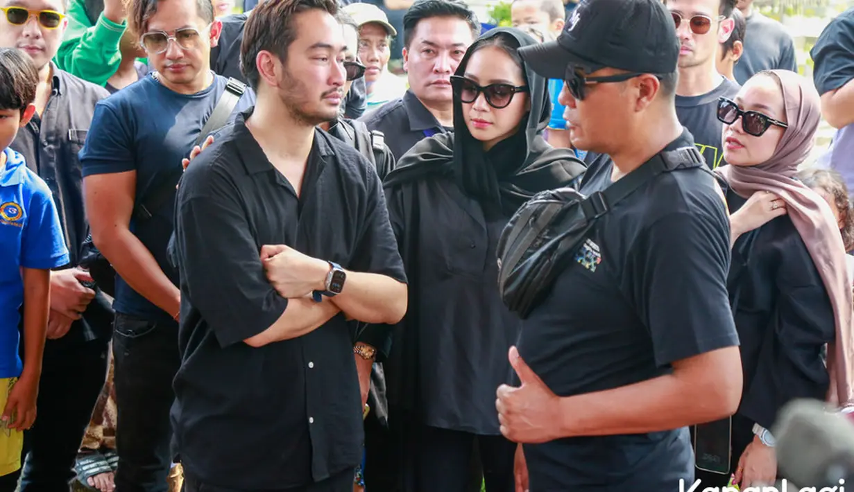 Ibunda Jeje, Farida Budyarti di makamkan di TPU Cipinang Hanafi, Rawamangun, Jakarta Timur Selasa (12/12/2023) siang.  Pemakaman menunggu Jeje yang pulang dari London. [Foto;KapanLagi.com®/Muhammad Akrom Sukarya]