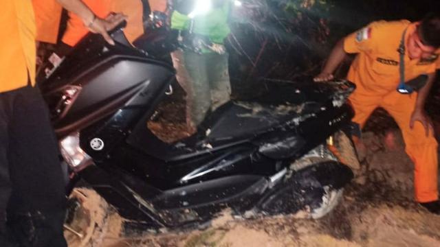 Petugas Basarnas Pekanbaru mengeluarkan sepeda motor pengemudi ojek online yang tersesat karena menggunakan google maps.