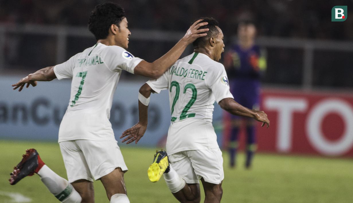 Gelandang Timnas Indonesia, Todd Rivaldo, merayakan gol yang dicetaknya ke gawang Qatar pada laga AFC U-19 Championship di SUGBK, Jakarta, Minggu (21/10). Indonesia kalah 5-6 dari Qatar. (Bola.com/Vitalis Yogi Trisna)