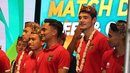 Pemain naturalisasi Timnas Indonesia, Elkan Baggot memakai blangkon khas Jawa Timur saat menyapa masyarakat Surabaya dan sekitarnya dalam acara gala dinner dan meet & greet yang berlangsung di Balai Kota Surabaya, Minggu (11/6/2023). (Bola.com/Wahyu Pratama)