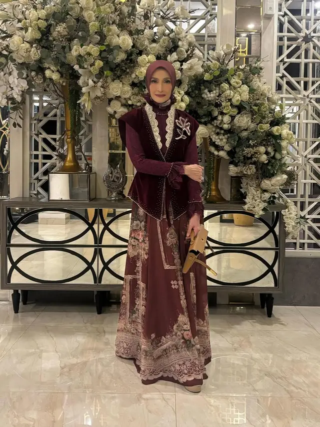 6 Detail Gamis Inneke Koesherawati saat Hadiri Pernikahan Al Ghazali, Tampil Elegan