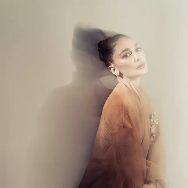 6 Potret Gaya Rambut Luna Maya dengan Cepol Modern hingga Sanggul Pengantin