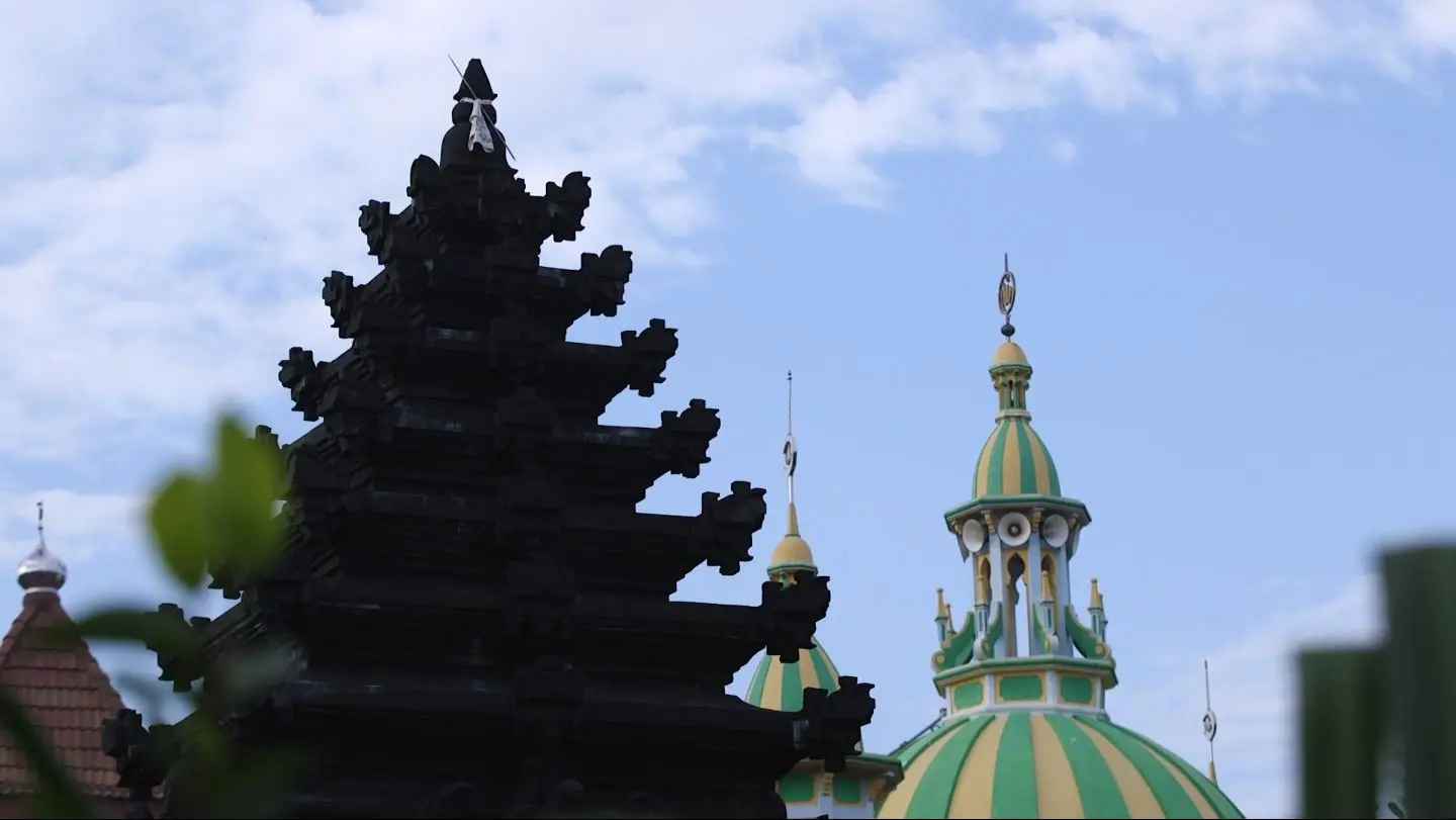 Pura dan masjid yang berdiri tetanggaan di Desa Balun, Lamongan, Jawa Timur. Desa ini menjadi potret semangat keberagaman yang dijunjung tinggi.  (Liputan6.com/Mochamad Khadafi)