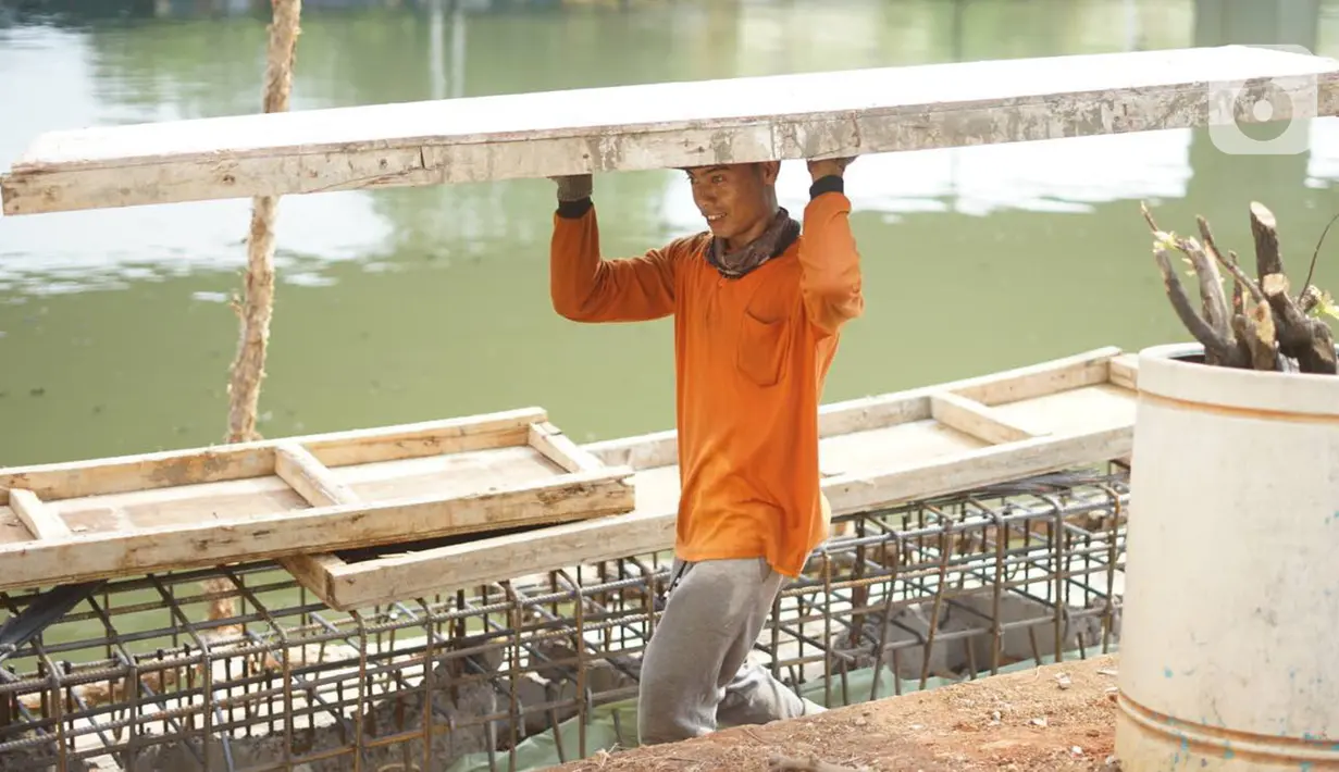 Pekerja menyelesaikan pembuatan turap Kali Ancol di Jakarta Utara, Minggu (15/12/2019). Pembangunan prasarana kali tersebut ditargetkan selesai pada akhir 2019. (Liputan6.com/Immanuel Antonius)