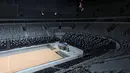 Lapangan utama dan deretan bangku tribun yang dilihat dari Royal Box Indonesia Arena, Senayan, Jakarta, Selasa (25/07/2023). Indonesia Arena akan menjadi salah satu venue perhelatan akbar Piala Dunia Basket 2023 yang akan berlangsung 25 Agustus 2023 mendatang. (Bola.com/Bagaskara Lazuardi)