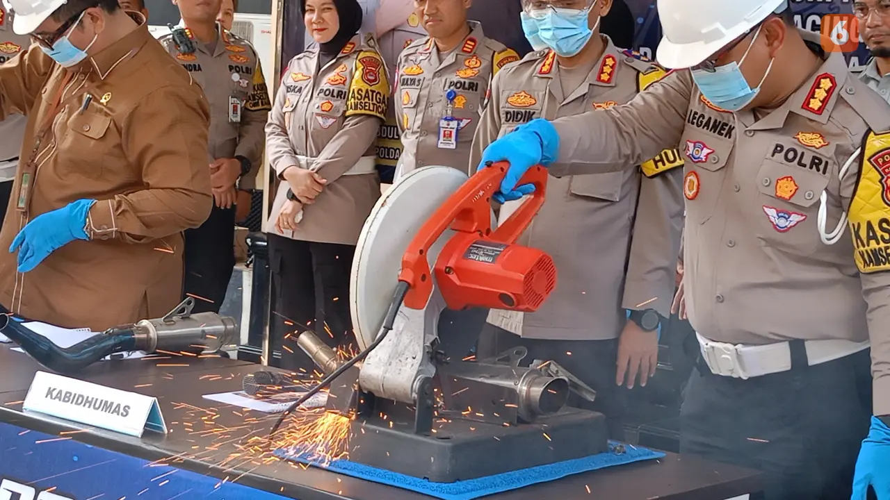 Ditlantas Polda Banten Musnahkan Knalpot Brong. (Rabu, 17/01/2024). (Yandhi Deslatama/Liputan6.com).