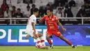 Gelandang serang Persija, Muhammad Rayhan Hannan (kanan) mencoba melewati adangan pemain Persis Solo pada pertandingan pekan ke-30 BRI Super League 2025/2026 di Stadion Utama Gelora Bung Karno (SUGBK), Jakarta, Senin 27 April 2026 malam WIB. (Bola.com/Abdul Aziz)