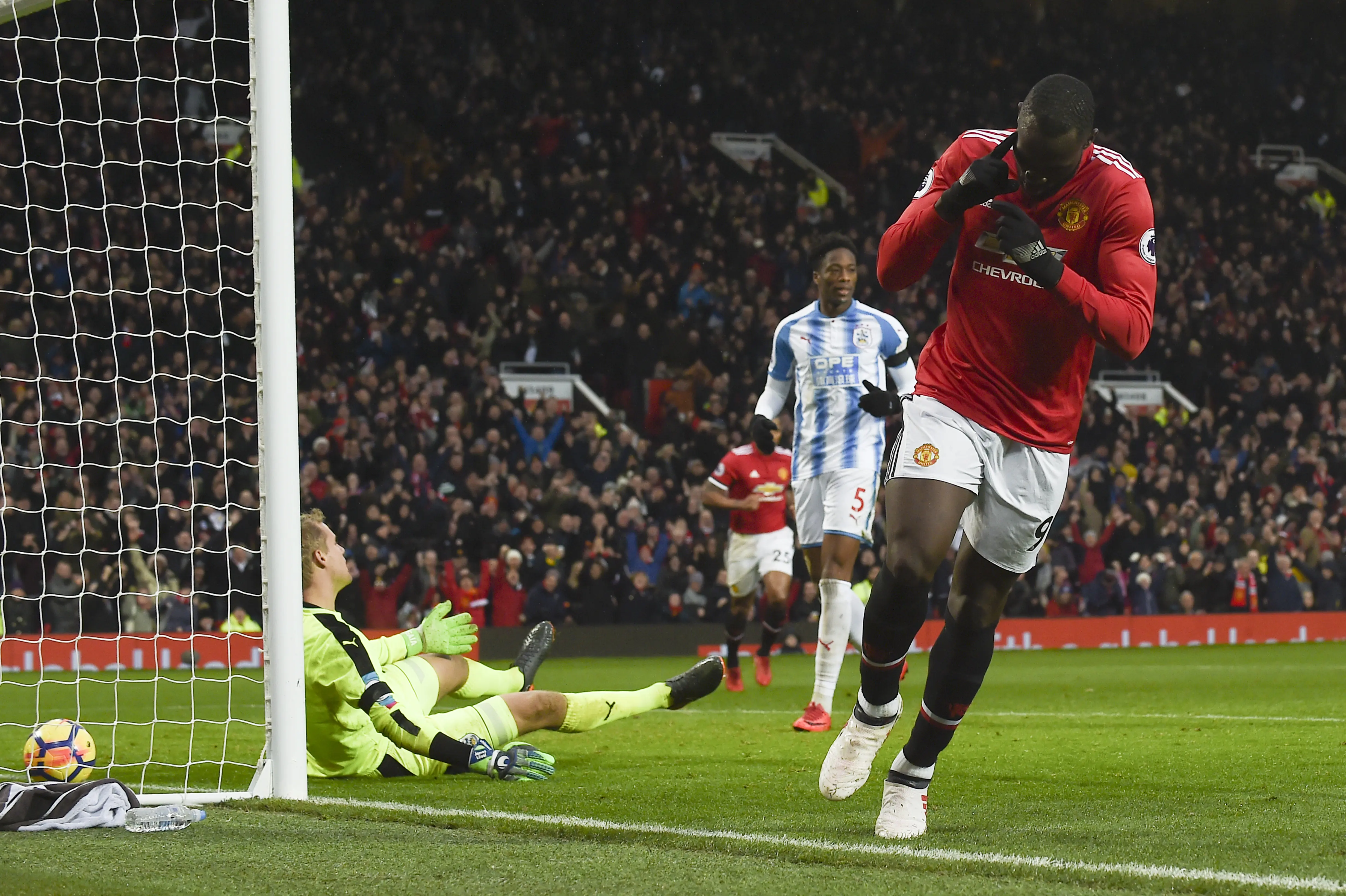 Romelu Lukaku mencetak gol pertama Manchester United (MU) ke gawang Huddersfield Town dalam lanjutan Liga Inggris 2017/2018 di Old Trafford, Sabtu (3/2/201). MU menang 2-0. (PAUL ELLIS / AFP)