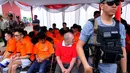 Para tersangka penyalahgunaan narkoba yang menggunakan seragam tahanan turut dihadirkan dalam pemusnahan tersebut, Tangerang, Kamis (19/6/14). (Liputan6.com/Faisal R Syam)