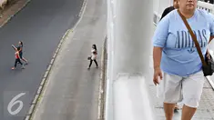 Pejalan kaki menyeberang di bawah Jembatan Penyeberangan Orang (JPO) di Jakarta, Kamis (19/11). Selain membahayakan keselamatan, perilaku buruk pejalan kaki tersebut juga menjadi salah satu penyebab kemacetan di Ibu Kota. (Liputan6.com/Immanuel Antonius)
