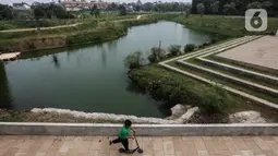 Aktivitas warga bermain dan mancing di Waduk Lebak Bulus, Jakarta, Kamis (6/7/2023). (Liputan6.com/Johan Tallo)