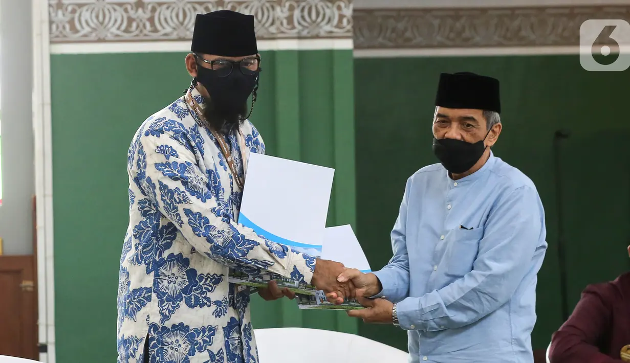 Co Founders the Rabbaanians Izzah Dani Prayoga dan Ketua YPI Al-Azhar Muhammad Suhadi berjabat tangan usai penandatanganan kerjasama dalam rangka memajukan perekonomian umat sesuai syariat menuju terbentuknya ekosistem UMKM syariah di Masjid Agung Al Azhar, Jakarta. (Liputan6.com/Fery Pradolo)