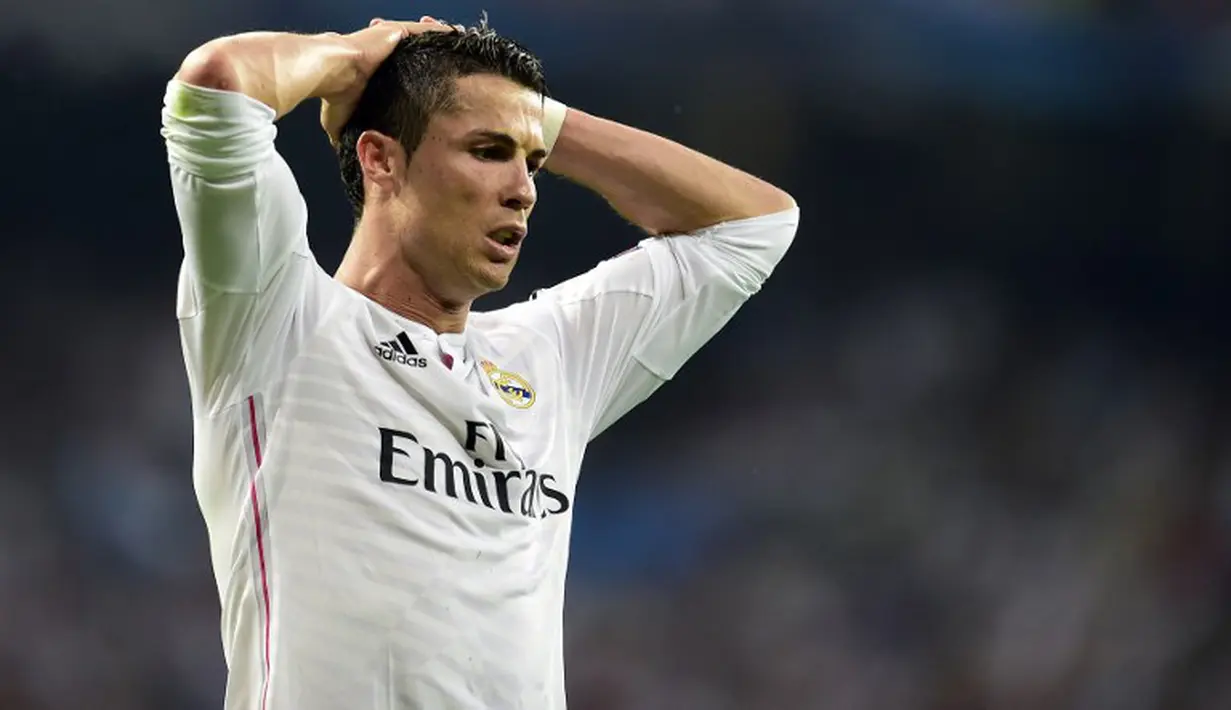 Cristiano Ronaldo seperti tak percaya Real Madrid tersingkir di Semi Final Liga Champions, Santiago Bernabeu, Spanyol, Kamis (14/5/2015). Madrid kalah oleh Juventus dengan agregat  3-2. (AFP Photo/Gerard Julien)