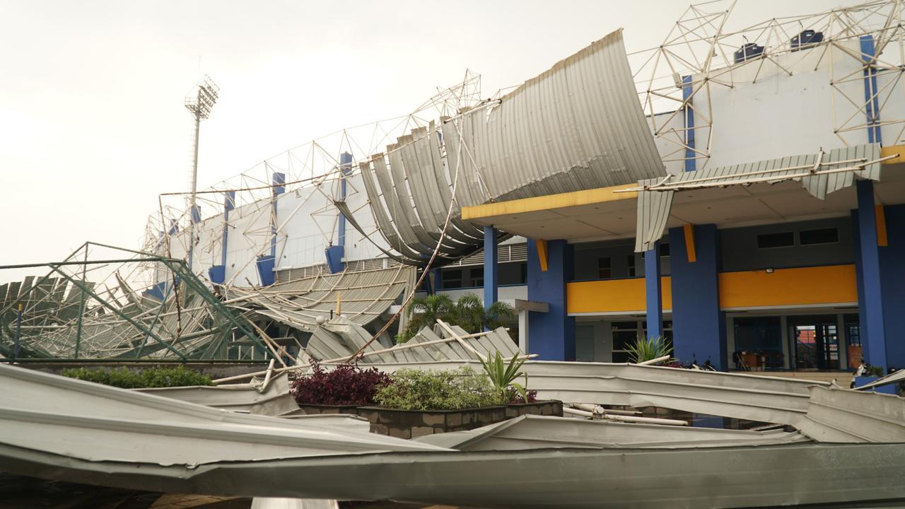 Atap stadion ambruk
