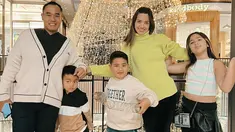 Liburan ini menjadi kesekian kalinya Nia dan keluarga mengunjungi Amerika. Rupanya, Amerika punya kenangan manis bagi mereka Liburan ke Amerika ini pun sudah ditunggu ketiga anak Nia. 
(Liputan6.com/IG/@ramadhaniabakrie)