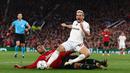 Pemain Galatasaray, Dries Mertens (atas), mendapatkan pelanggaran keras dari pemain MU, Casemiro dalam pertandingan lanjutan Grup A Liga Champions 2023/2024 yang berlangsung di Old Trafford, Manchester, Rabu (4/10/2023) dini hari WIB. Pelanggaran tersebut terjadi akibat kelalaian Andre Onana yang salah mengumpan bola. (AFP/Darren Staples)
