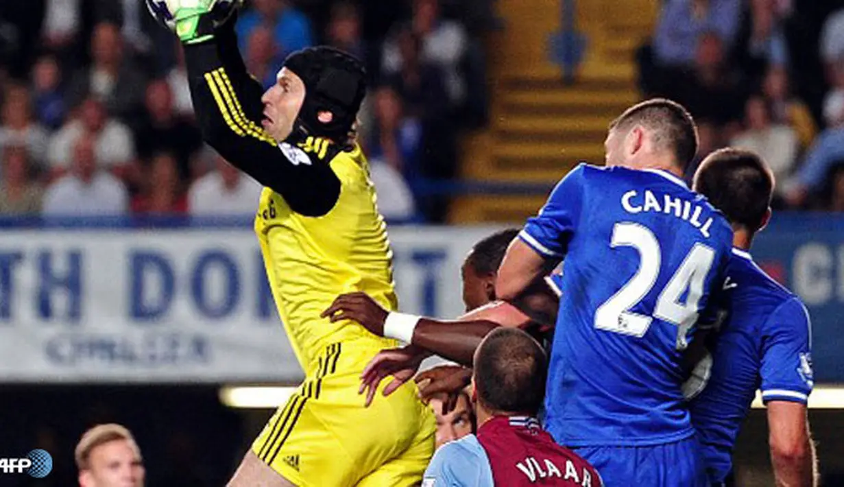 Aksi penyelamatan gemilang Peter Cech dalam pertandinag Liga Inggris antara Chelsea melawan Asron Villa di Stadion Stamford Bridge, London Rabi 21 Agustus 2013. (AFP/Carl Court)