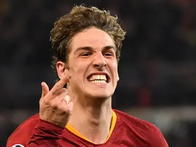 Gelandang AS Roma Nicolo Zaniolo melakukan selebrasi usai mencetak gol ke gawang FC Porto saat bertanding pada babak 16 besar Liga Champions di Stadion Olimpico, Roma, Italia, Selasa (12/2). AS Roma menang 2-1. (Andreas SOLARO/AFP)