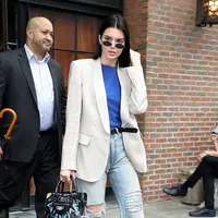 Denim yang kebesaran jadi hits. (Photo: pinterest, whowhatwear)