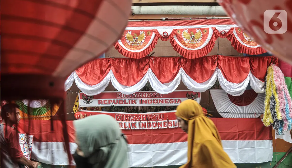 Pernak-pernik untuk perayaan Hari Kemerdekaan ke-77 Republik Indonesia di Pasar Jatinegara, Jakarta Timur, Minggu (7/8/2022). Penjualan pernak-pernik perayaan 17 Agustus seperti bendera Merah Putih, alat perlombaan, dan berbagai hiasan Hari Kemerdekaan di Pasar Jatinegara mengalami peningkatan hingga 50 persen dibandingkan tahun lalu seiring meredanya penyebaran Covid-19. (merdeka.com/Iqbal S Nugroho)