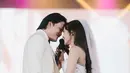 Foto yang satu ini sempat menghebohkan netizen, pasalnya pasangan Rizky Febian dan Mahalini Raharja tampil di atas panggung mengenakan busana pengantin berwarna putih. [Foto: Instagram/mahaliniraharja]