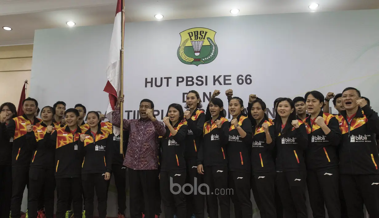 Ketua Umum PBSI, Wiranto, foto bersama tim Indonesia untuk Piala Sudirman saat seremoni pelepasan tim di Kantor PBSI Cipayung, Jakarta, Sabtu (6/5/2017). (Bola.com/Vitalis Yogi Trisna)