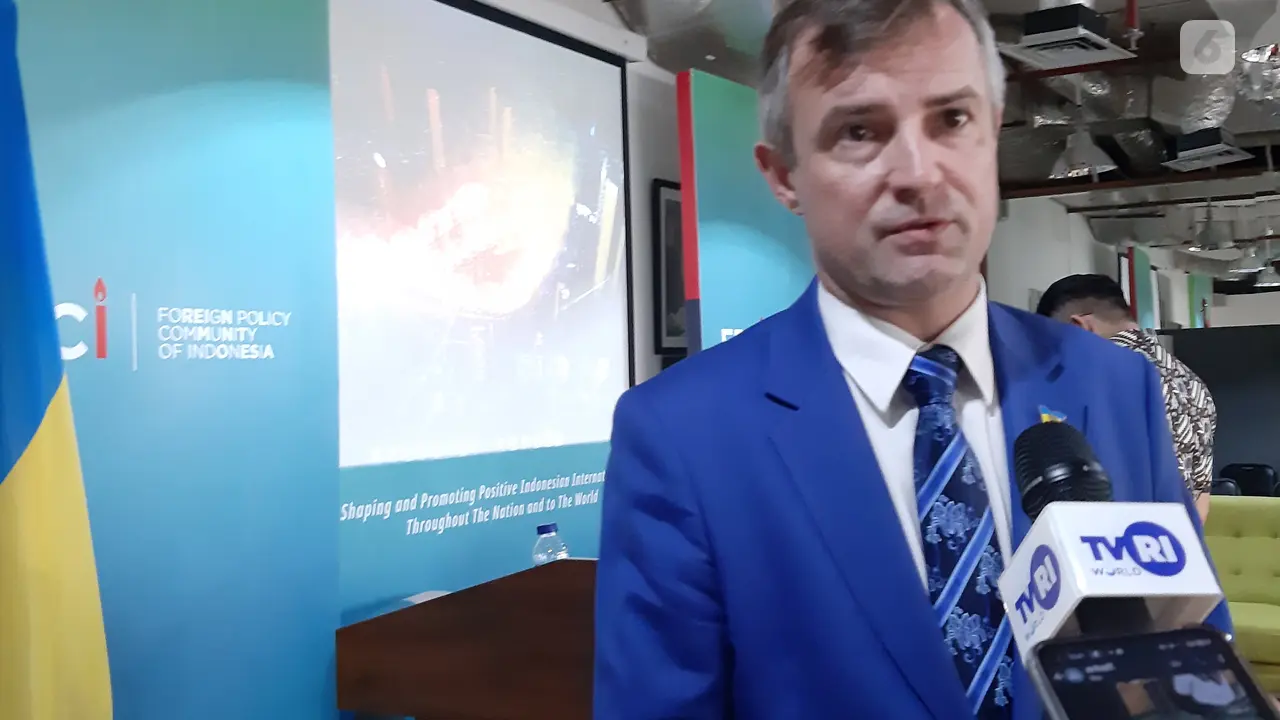 Dubes Ukraina di RI Vasyl Hamianin di markas FPCI, bersama Founder FPCI Dino Patti Djalal.