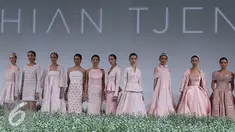 Sejumlah model membawakan busana rancangan Hian Tje di acara IPMI Trend show 2016, Di Senayan City, Jakarta, Selasa  (1/12). Perancang Hian Tje  menghadirkan busana-busana feminin dan cantik berwarna pink. (Liputan6.com/Herman Zakharia)