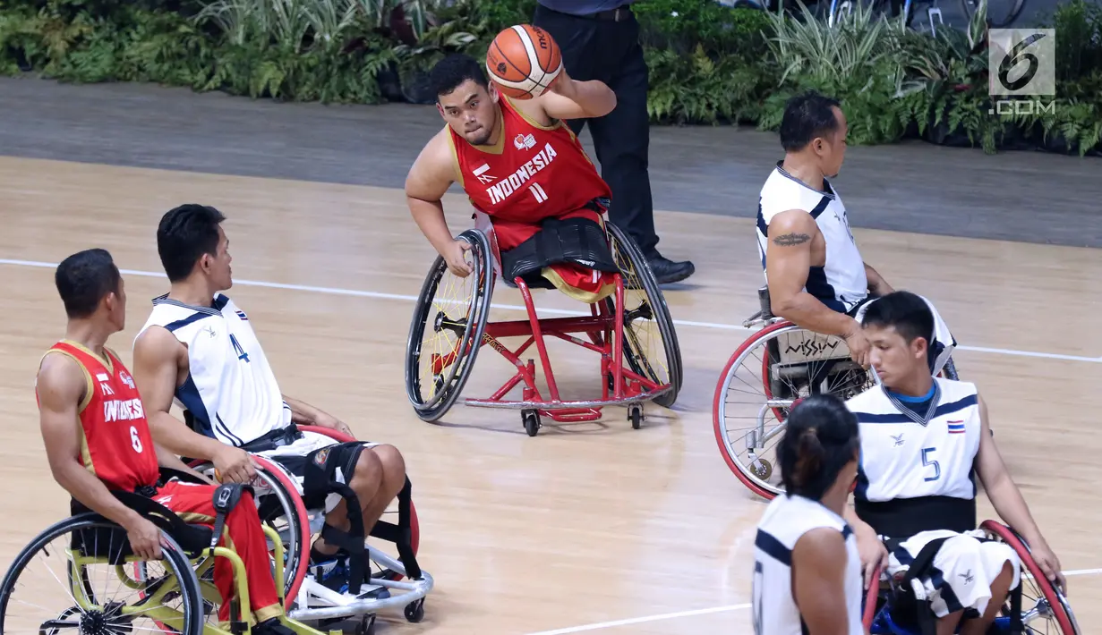 Pebasket difabel Indonesia, Kasep Ayatulloh (tengah) saat melawan Thailand pada laga Indonesia Para Games Invitational Tournament 2018 di Hall A GBK, Jakarta, Senin (2/7). Indonesia kalah 35-58. (Liputan6.com/Helmi Fithriansyah)