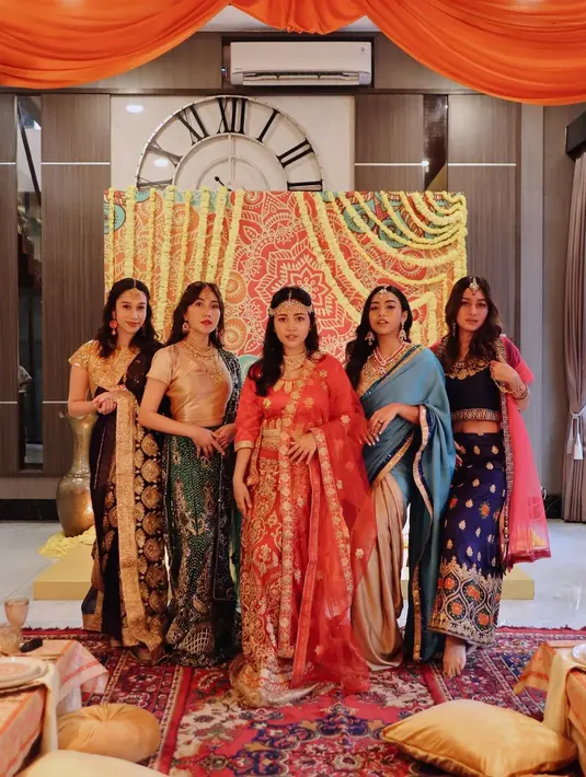 Mengusung tema Bollywood, Rachel dan para bestie-nya tampil maksimal dalam pesta kostum bernuansa tradisional India. (Instagram @rachelvennya)