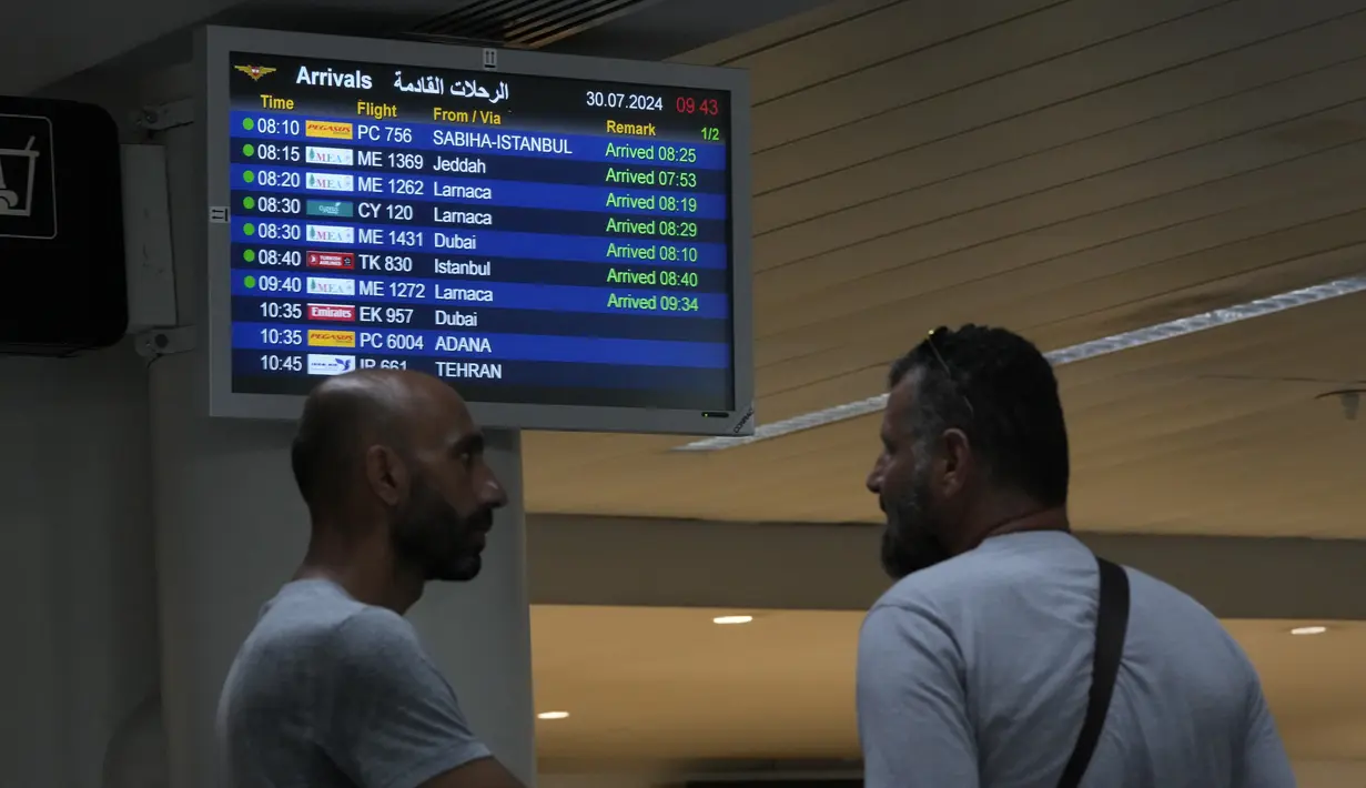 Orang-orang menunggu di terminal kedatangan Bandara Internasional Rafik Hariri di Beirut, Lebanon, Selasa (30/7/2024). (AP Photo/Hassan Ammar)