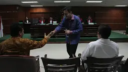 Tiga orang pentolan Partai Demokrat saling berjabat tangan sebelum sidang dimulai di Pengadilan Tipikor, Jakarta, Selasa (13/5/14).(Liputan6.com/Johan Tallo) 