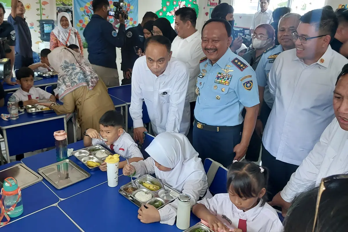 Menteri Koperasi Budi Arie Setiadi meninjau Program Makan Bergizi Gratis (MBG) di SD Angkasa 05, Kompleks Halim Perdanakusuma, Jakarta, Senin (6/1/2025). (Liputan6.com/Arief)