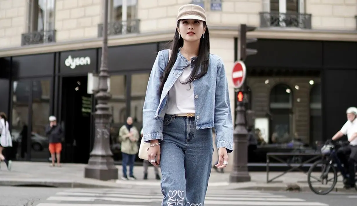 Tampil dengan kaos putih yang dipadukan jaket dan celana denim, penampilan Sandra Dewi ini tampak bak anak muda. Ia juga memilih untuk memakai topi serta sling bag berwarna senada saat berjalan-jalan di jalanan kota Paris. (Liputan6.com/IG/@sandradewi88)