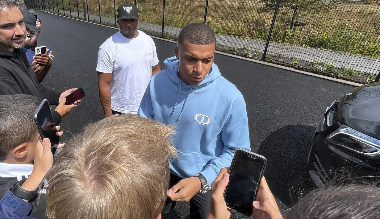 Faktanya saat ini, Kylian Mbappe sedang diburu banyak klub dengan harga yang sangat tinggi. Selain Al-Hilal, beberapa klub besar Eropa terutama Real Madrid masih memburunya. (AP Photo/Lewis Joly)