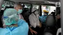 Paramedis menyuntikkan vaksin COVID-19 kepada lansia saat vaksinasi secara drive-thru di ICE BSD, Tangerang, Banten, Sabtu (13/3/2021). Vaksinasi ini diselenggarakan atas kerja sama Pemerintah Kota Tangsel dan perusahaan jasa angkutan online. (merdeka.com/Arie Basuki)