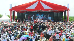 Suasana kampanye terbuka Capres 01 Joko Widodo di Kabupaten Cirebon, Jumat (5/4). Jokowi mengajak masyarakat Cirebon, untuk datang ke TPS dan meminta masyarakat untuk mencoblos surat suara yang fotonya memakai baju putih. (Liputan6 com/Angga Yuniar)