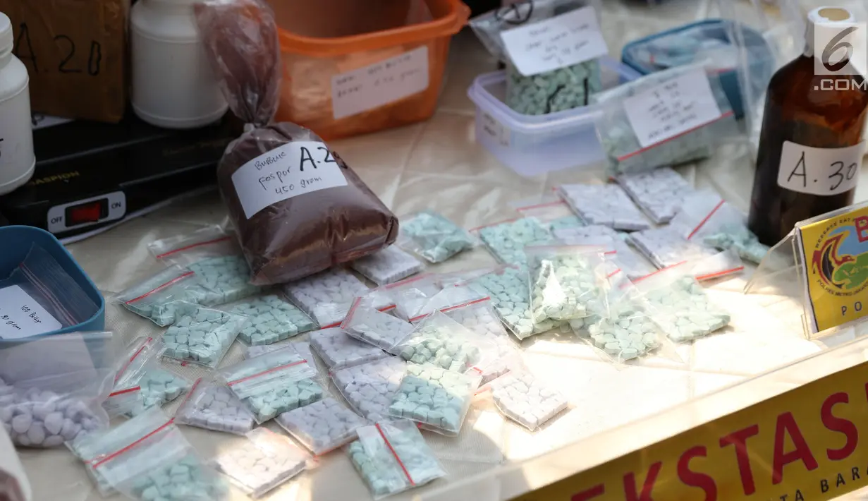 Barang bukti pil ekstasi diperlihatkan saat rilis di sebuah perumahan di Pondok Rajeg, Cibinong, Senin (24/9). Polisi menyita sejumlah barang bukti diantaranya 158 gram sabu, 3000 pil ekstasi dan satu paket ganja. (Liputan6.com/Helmi Fithriansyah)