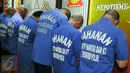 Para tersangka dihadirkan saat rilis barang bukti di Mako Ditnarkoba Mabes Polri, Jakarta, Jumat (19/2). Petugas menangkap 7 orang tersangka sindikat narkotika internasional dan menyita 40 ribu butir ekstasi senilai Rp24 M. (Liputan6.com/Yoppy Renato)