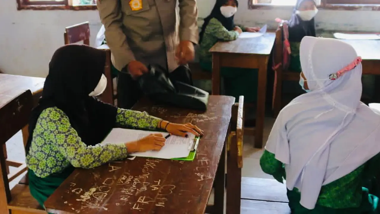 Kapolda Banten, Irjen Pol Rudy Heriyanto, Saat Meninjau Prokes Di MTs. (Kamis, 30/09/2021). (Dokumentasi Polda Banten).