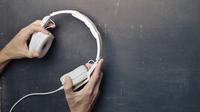Ilustrasi mendengarkan lagu, musik. (Photo by Andrea Piacquadio: https://www.pexels.com/photo/crop-man-with-wired-headphones-in-studio-3771842/)