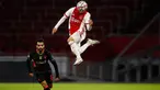 Bek Ajax Amsterdam, Nicolas Tagliafico mengontrol bola diawasi penyerang Liverpool, Mohamed Salah pada pertandingan pertama Grup D Liga Champions 2020 di Johan Cruijff Arena, Kamis (22/10/2020) dini hari WIB. Liverpool susah payah menang tipis 1-0 di kandang Ajax. (AP Photo/Peter Dejong)